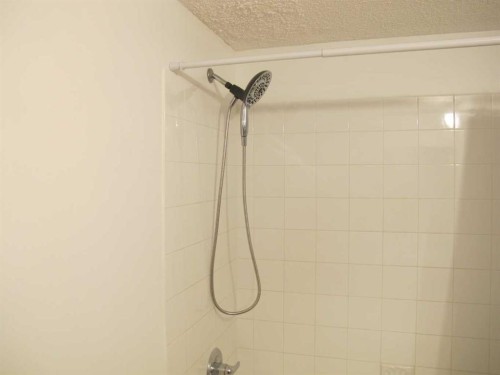 1117-12 Cimarron Common, Okotoks, AB - Indoor Photo Showing Bathroom