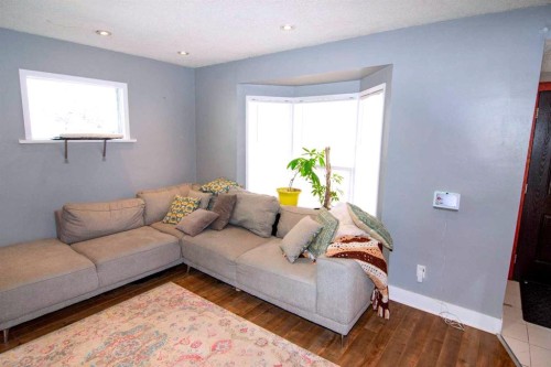129 30 Avenue Nw, Calgary, AB - Indoor Photo Showing Living Room