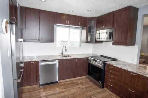 129 30 Avenue Nw, Calgary, AB - Indoor Photo Showing Kitchen With Upgraded Kitchen