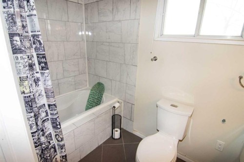 129 30 Avenue Nw, Calgary, AB - Indoor Photo Showing Bathroom
