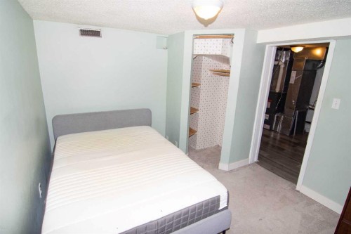 129 30 Avenue Nw, Calgary, AB - Indoor Photo Showing Bedroom