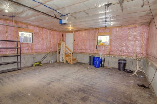 129 30 Avenue Nw, Calgary, AB - Indoor Photo Showing Garage