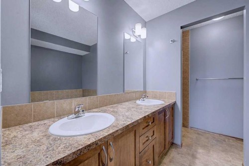 244 Eversyde Mews Sw, Calgary, AB - Indoor Photo Showing Bathroom