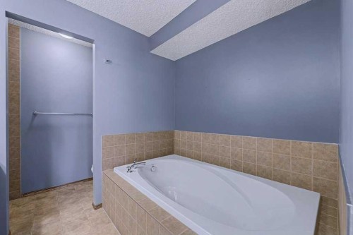 244 Eversyde Mews Sw, Calgary, AB - Indoor Photo Showing Bathroom