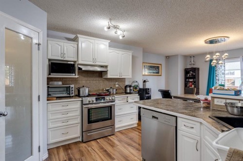 47 Westmount Road, Okotoks, AB - Indoor Photo Showing Kitchen