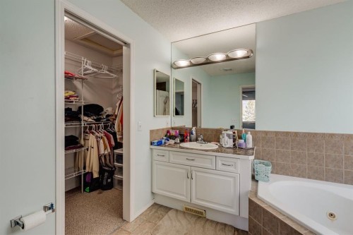 47 Westmount Road, Okotoks, AB - Indoor Photo Showing Bathroom