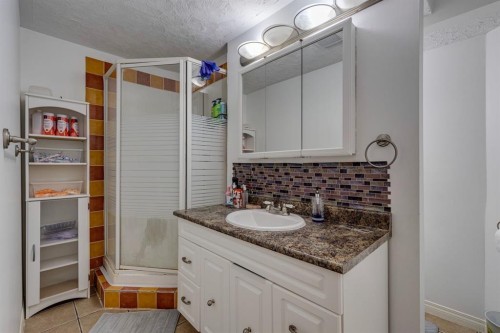 47 Westmount Road, Okotoks, AB - Indoor Photo Showing Bathroom