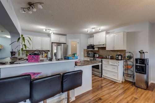 47 Westmount Road, Okotoks, AB - Indoor Photo Showing Kitchen