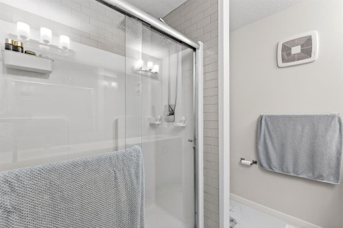 54 Cranbrook Gardens Se, Calgary, AB - Indoor Photo Showing Bathroom
