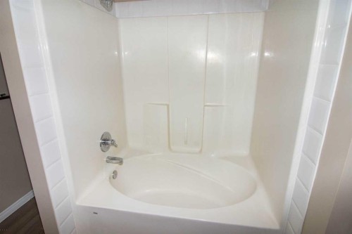24 Panamount Lane Nw, Calgary, AB - Indoor Photo Showing Bathroom