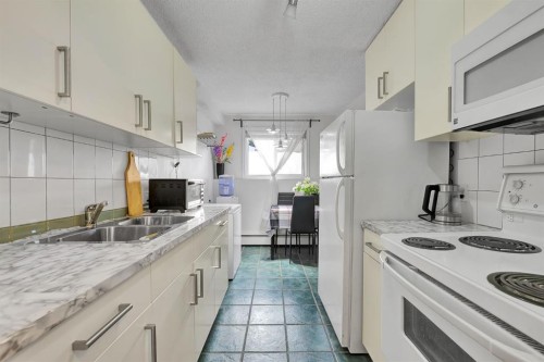 4-104 Sabrina Way Sw, Calgary, AB - Indoor Photo Showing Kitchen With Double Sink