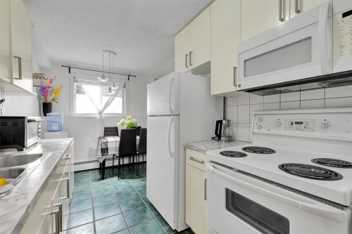 4-104 Sabrina Way Sw, Calgary, AB - Indoor Photo Showing Kitchen