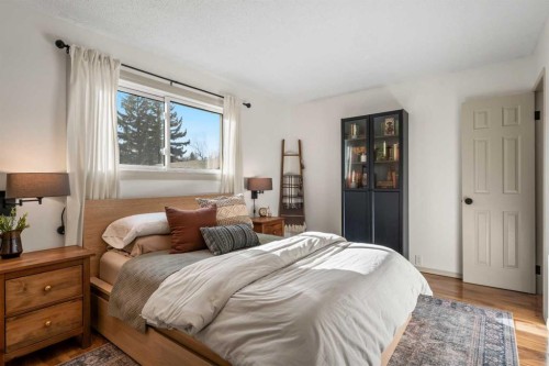 51 Berwick Hill Nw, Calgary, AB - Indoor Photo Showing Bedroom