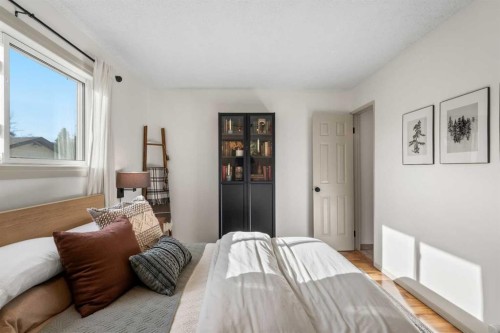 51 Berwick Hill Nw, Calgary, AB - Indoor Photo Showing Bedroom