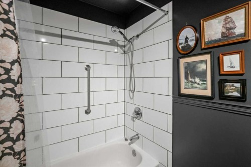 51 Berwick Hill Nw, Calgary, AB - Indoor Photo Showing Bathroom