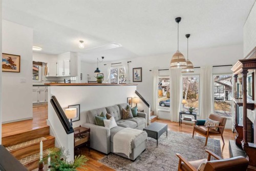 51 Berwick Hill Nw, Calgary, AB - Indoor Photo Showing Living Room