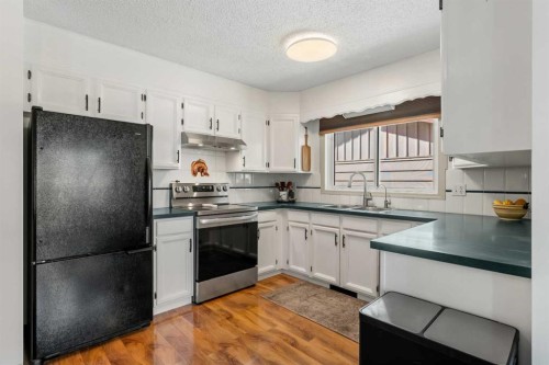 51 Berwick Hill Nw, Calgary, AB - Indoor Photo Showing Kitchen