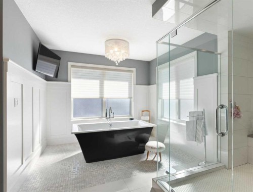800 E Lakeview Road, Chestermere, AB - Indoor Photo Showing Bathroom