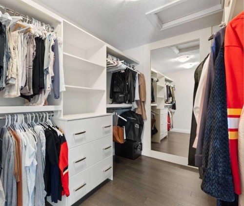 800 E Lakeview Road, Chestermere, AB - Indoor With Storage