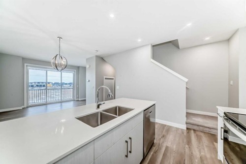 112 Evanscrest Square Nw, Calgary, AB - Indoor Photo Showing Kitchen With Double Sink