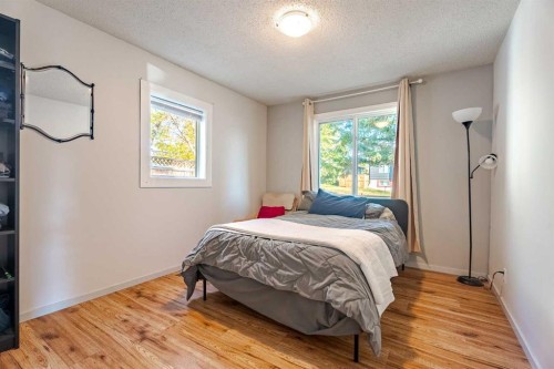 6507 34 Avenue Nw, Calgary, AB - Indoor Photo Showing Bedroom