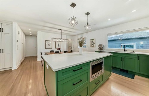 132 Wedgewood Drive Sw, Calgary, AB - Indoor Photo Showing Kitchen