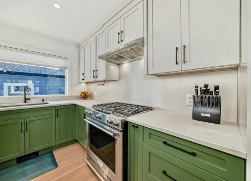 132 Wedgewood Drive Sw, Calgary, AB - Indoor Photo Showing Kitchen With Upgraded Kitchen