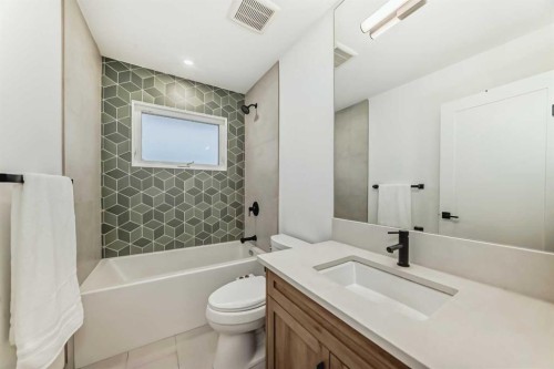132 Wedgewood Drive Sw, Calgary, AB - Indoor Photo Showing Bathroom