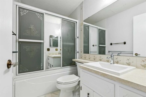 3412 Temple Road Ne, Calgary, AB - Indoor Photo Showing Bathroom