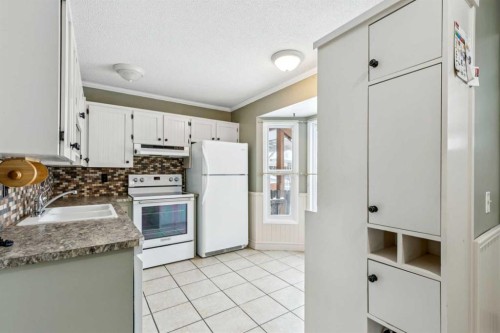 3412 Temple Road Ne, Calgary, AB - Indoor Photo Showing Kitchen