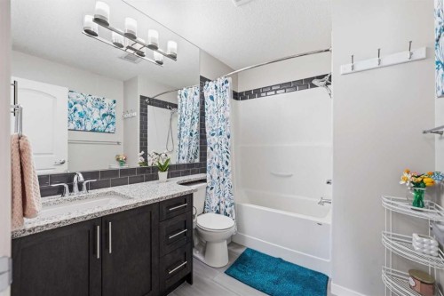 224 Auburn Glen Close Se, Calgary, AB - Indoor Photo Showing Bathroom