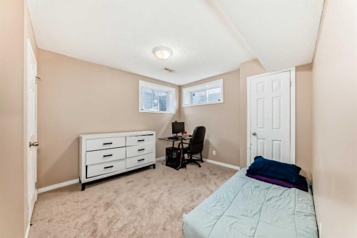 79 Saddlebrook Common Ne, Calgary, AB - Indoor Photo Showing Bedroom