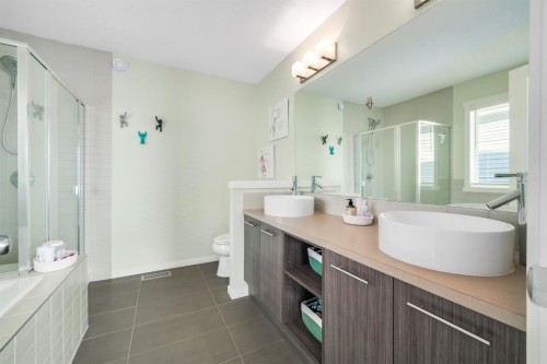 12 Sunrise View, Cochrane, AB - Indoor Photo Showing Bathroom