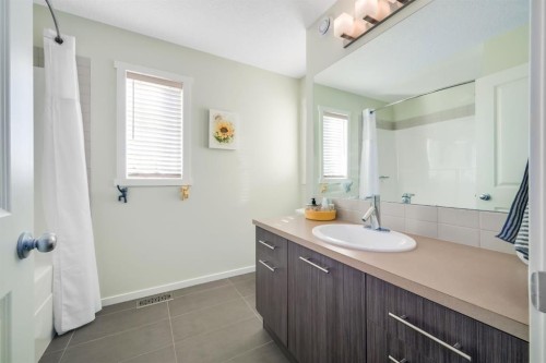 12 Sunrise View, Cochrane, AB - Indoor Photo Showing Bathroom