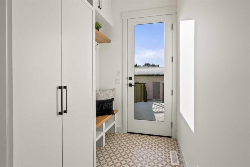 2421 25 Avenue Nw, Calgary, AB - Indoor Photo Showing Other Room