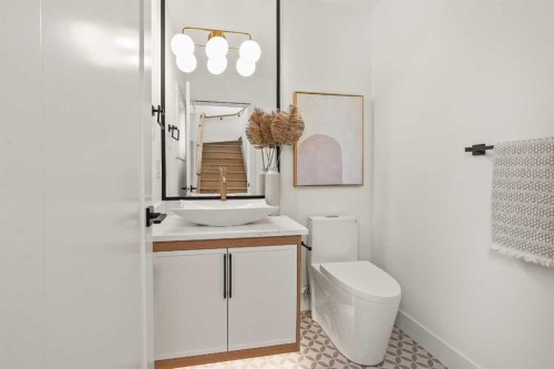 2421 25 Avenue Nw, Calgary, AB - Indoor Photo Showing Bathroom