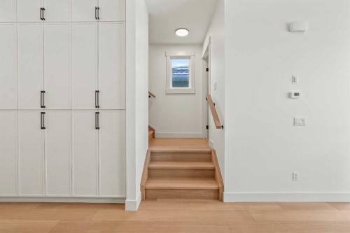 2421 25 Avenue Nw, Calgary, AB - Indoor Photo Showing Other Room