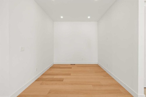 2421 25 Avenue Nw, Calgary, AB - Indoor Photo Showing Other Room