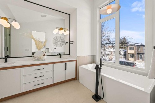 2421 25 Avenue Nw, Calgary, AB - Indoor Photo Showing Bathroom