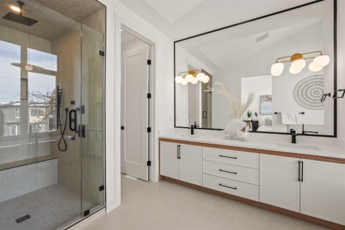 2421 25 Avenue Nw, Calgary, AB - Indoor Photo Showing Bathroom