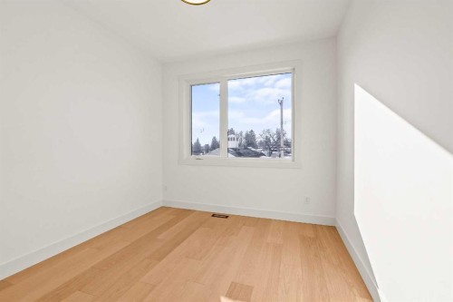 2421 25 Avenue Nw, Calgary, AB - Indoor Photo Showing Other Room