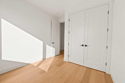 2421 25 Avenue Nw, Calgary, AB - Indoor Photo Showing Other Room