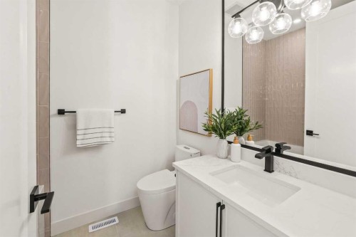2421 25 Avenue Nw, Calgary, AB - Indoor Photo Showing Bathroom
