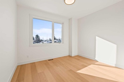 2421 25 Avenue Nw, Calgary, AB - Indoor Photo Showing Other Room