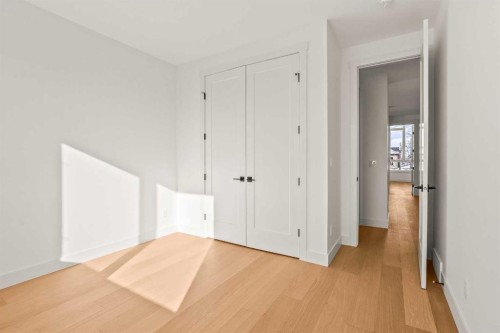 2421 25 Avenue Nw, Calgary, AB - Indoor Photo Showing Other Room