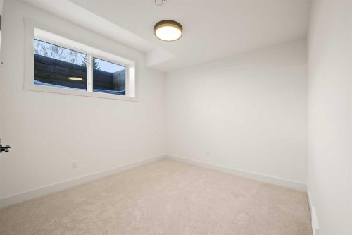 2421 25 Avenue Nw, Calgary, AB - Indoor Photo Showing Other Room