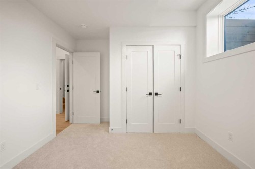2421 25 Avenue Nw, Calgary, AB - Indoor Photo Showing Other Room