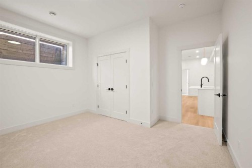 2421 25 Avenue Nw, Calgary, AB - Indoor Photo Showing Other Room
