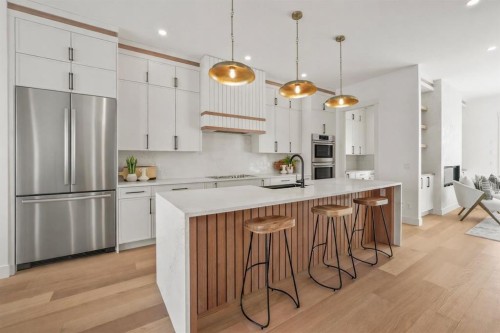 2421 25 Avenue Nw, Calgary, AB - Indoor Photo Showing Kitchen With Upgraded Kitchen