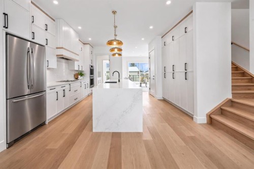 2421 25 Avenue Nw, Calgary, AB - Indoor Photo Showing Kitchen With Upgraded Kitchen